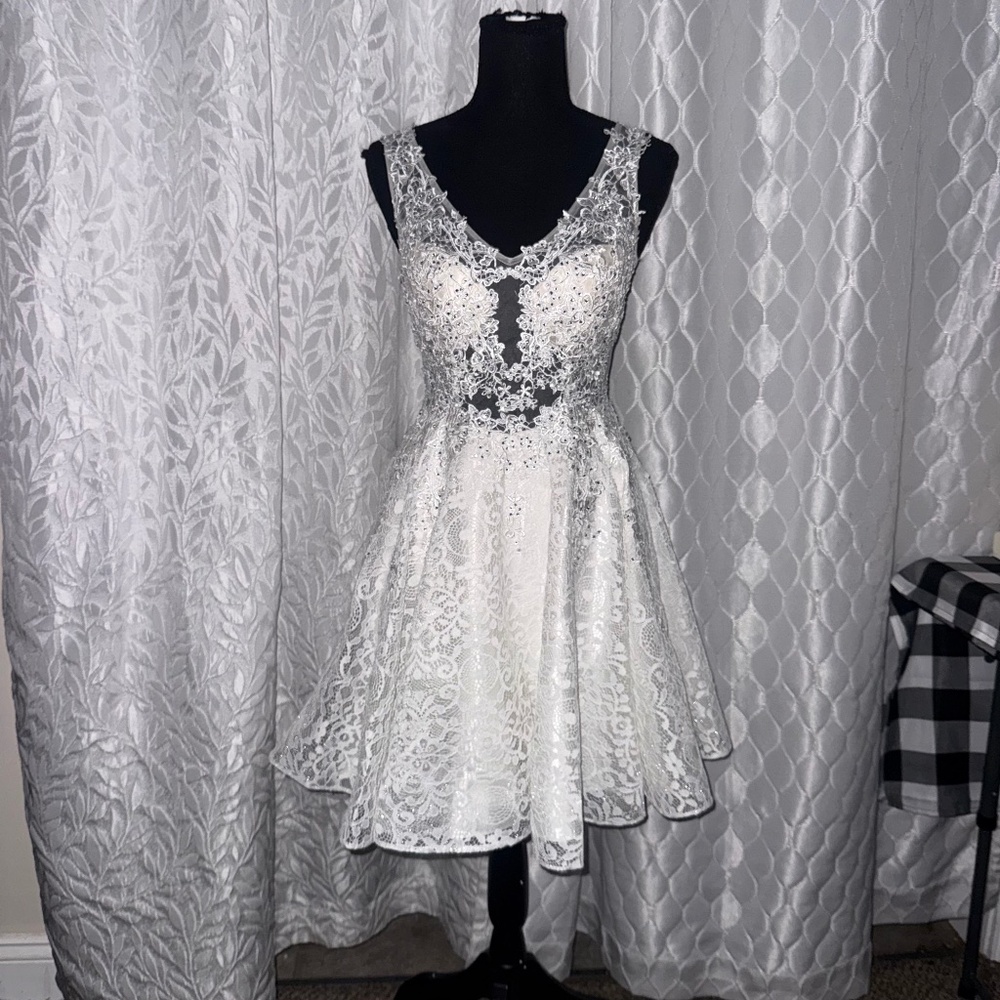 Elegant JVN by Jovani White Lace Beaded Fit &Flare Mini formal Dress Size 0 prom